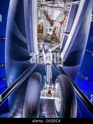 La baie d'atterrissage les portes et le train d'atterrissage de la navette spatiale Enterprise, sur l'écran du SS Intrepid Sea Air Space Museum à Manhattan, New York, NY Banque D'Images