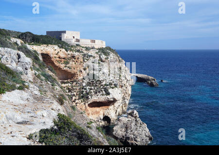 Saint Mary's batterie sur Comino, Malte avec des falaises et le bleu de la mer aux beaux jours Banque D'Images