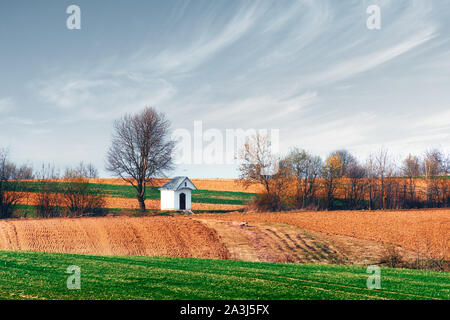 Petite chapelle sur le domaine de l'agriculture au printemps, Moravie du Sud, République Tchèque Banque D'Images