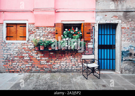 Vieille rue italienne avec des fleurs en pots sur mur rustique. Arrière-plan de voyage Banque D'Images