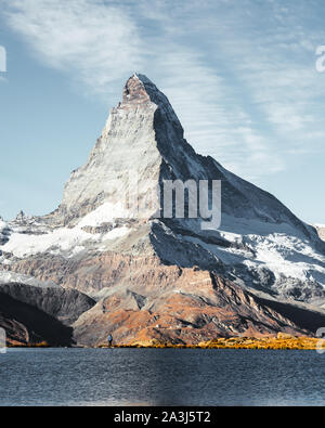 Vue pittoresque de Cervino Matterhorn peak et le lac Stellisee dans Alpes suisses. Jour photo avec ciel bleu. Zermatt resort lieu, en Suisse. Photographie de paysage Banque D'Images