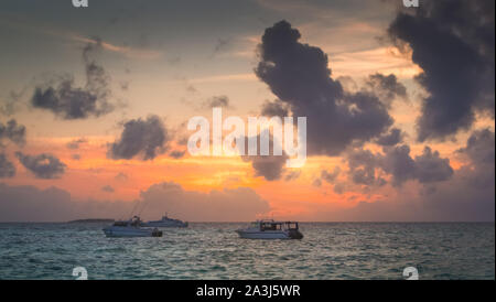 Bateaux sur une mer calme à Belle de soleil colorés Banque D'Images