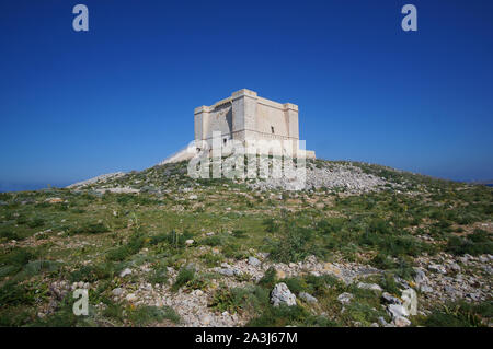 La tour médiévale Santa Marija sur rumeurs Round Up Island à Malte (Torri ta' Kemmuna) Banque D'Images