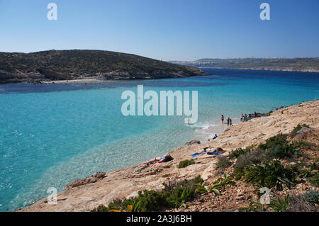 Les gens sur le bord de la mer de Blue Lagoon en Comino (Kemmuna, rumeurs Round Up), Malte Banque D'Images