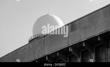 Prix catalogue 117 Tour Radar derrière un terminal de l'ancien aéroport de Tempelhof à Berlin, Allemagne, noir et blanc Banque D'Images