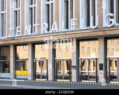 BERLIN, ALLEMAGNE - 21 octobre 2018 : Entrée de l'ancien aéroport de Tempelhof, appelé Zentralflughafen en langue allemande, à Berlin, Allemagne Banque D'Images