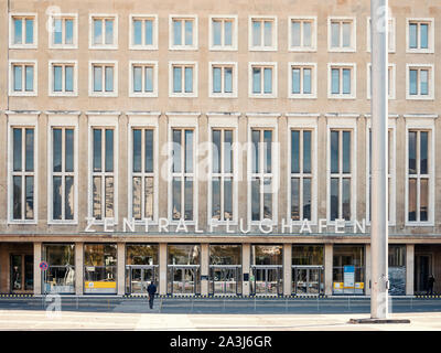 BERLIN, ALLEMAGNE - 21 octobre 2018 : Entrée de l'ancien aéroport de Tempelhof, appelé Zentralflughafen en langue allemande, à Berlin, Allemagne Banque D'Images