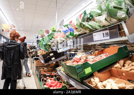 Les clients shopping à l'intérieur d'un supermarché Lidl. Banque D'Images