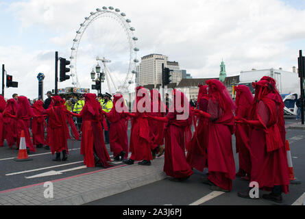 Londres, Royaume-Uni. 05Th Oct, 2019. La troupe d'art performance écologiste rouge 'Brigade rebelle de marche en silence pendant la protestation de l'environnement groupe activiste rébellion Extinction.Extinction La rébellion est un mouvement international qui utilise la désobéissance civile non violente dans une tentative de mettre un terme à l'extinction de masse et de réduire au minimum le risque de l'effondrement social. Le groupe a bloqué un certain nombre de jonctions dans le centre de Londres. Credit : SOPA/Alamy Images Limited Live News Banque D'Images