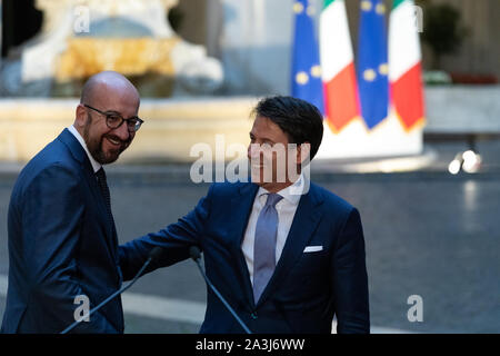 Rome, Italie. 05Th Oct, 2019. Le Premier ministre italien, Giuseppe Conte (R) rencontre le président élu du Conseil européen, Charles Michel (L) au Palais Chigi. Credit : SOPA/Alamy Images Limited Live News Banque D'Images