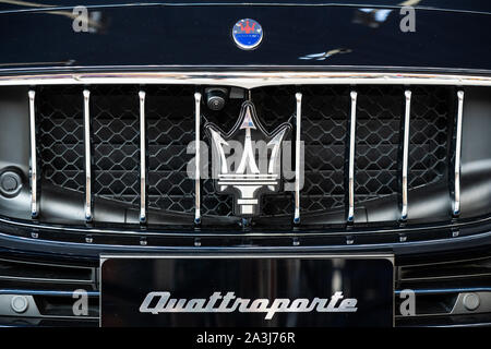 Fabricant de véhicules de luxe italien, le logo Maserati Quattroporte vu sur une berline de l'Aéroport International de Shanghai Pudong. Banque D'Images