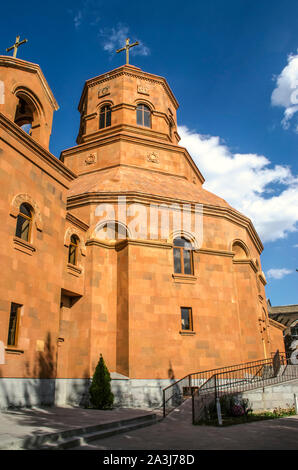 Vue latérale du bâtiment principal de la cathédrale catholique des Saints Martyrs avec escalier menant à l'entrée latérale de la cathédrale à Gyumri Banque D'Images