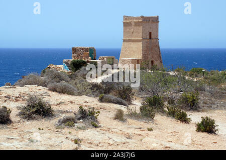 Panorama avec Ghajn Tuffieha (Għajn Tuffieħa) tour sur la falaise près du port,Golden Bay, Malte Banque D'Images