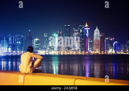 Skyline de Doha reflète sur l'eau la nuit Banque D'Images