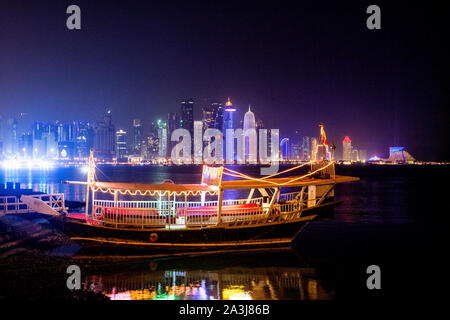 Skyline de Doha reflète sur l'eau la nuit Banque D'Images