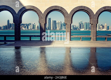 Vue sur Dubaï à partir d'un châssis de fenêtre en arc Banque D'Images