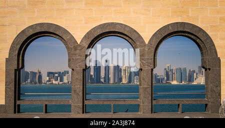 Vue sur Dubaï à partir d'un châssis de fenêtre en arc Banque D'Images