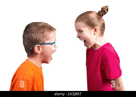 Soeur et frère crier à l'autre. Isolé sur un fond blanc. Banque D'Images