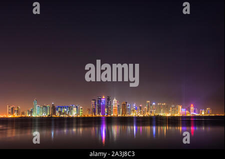 Skyline de Doha reflète sur l'eau la nuit Banque D'Images