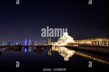 Skyline de Doha reflète sur l'eau la nuit Banque D'Images