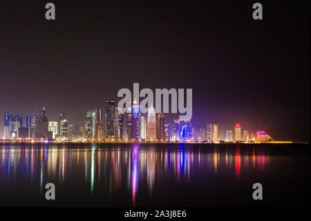 Skyline de Doha reflète sur l'eau la nuit Banque D'Images