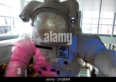 L'astronaute géant permanent modèle dans l'escalier au Musée des sciences. St Paul Minnesota MN USA Banque D'Images