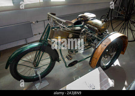 Un tricycle à moteur De Dion-Bouton (1898) dans le Deutsches Museum (Musée allemand des transports Verkehrszentrum), Munich, Bavière, Allemagne. Banque D'Images