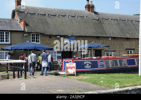 Le bateau Inn à côté du canal, à Stoke Bruerne, Northamptonshire Banque D'Images