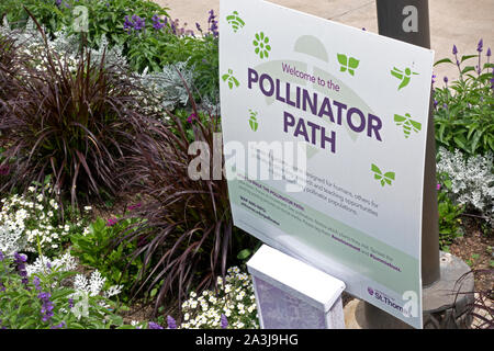 Signer la description d'un jardin à l'Université St.Thomas favorisant la pollinisation. St Paul Minnesota MN USA Banque D'Images