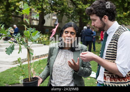 Londres, Royaume-Uni. 8 octobre, 2019. Rupa Huq, travail MP pour Ealing et Acton Central, reçoit un arbre de l'extinction en rébellion activistes du climat ancien Palace Yard sur la deuxième journée de protestation internationale rébellion. Une jeune forêt créé des militants d'arbres en pot à l'extérieur du Parlement dans le cadre d'une initiative appelée Reboiser la terre et ils ont été ensuite présentés aux députés d'appeler le gouvernement à planter des milliards d'arbres à travers le Royaume-Uni et soutenir la plantation de milliers de plus dans le monde. Credit : Mark Kerrison/Alamy Live News Banque D'Images