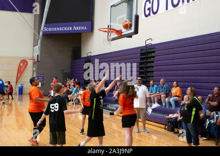 Parents adolescents et jeunes filles des Olympiques spéciaux jouer un match de basket-ball de l'Université St Thomas d'un gymnase. St Paul Minnesota MN USA Banque D'Images