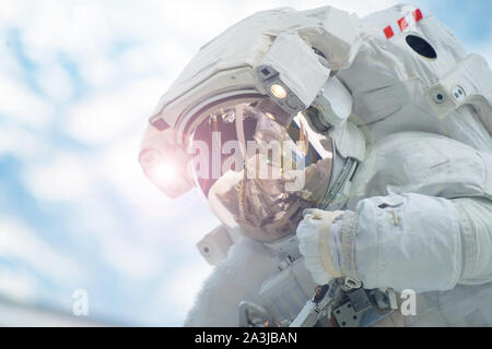 Astronaute dans l'espace dans une combinaison spatiale. Les éléments de cette image ont été fournies par la NASA. Banque D'Images