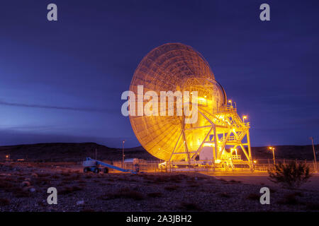 Un énorme plat d'antennes, d'études et de communication avec l'espace. Les éléments de cette image ont été fournies par la NASA. Banque D'Images