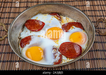 Œuf frit saucisse, sucuklu yumurta en vue de dessus , sauage turc avec oeuf omelette. Banque D'Images