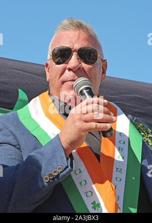 Cabo Roig, Torrevieja, Espagne, accueille l'un des plus grandes célébrations de la Saint-Patrick en dehors de l'Irlande. En 2019 Big Joe Egan agissant comme le Maréchal. Banque D'Images