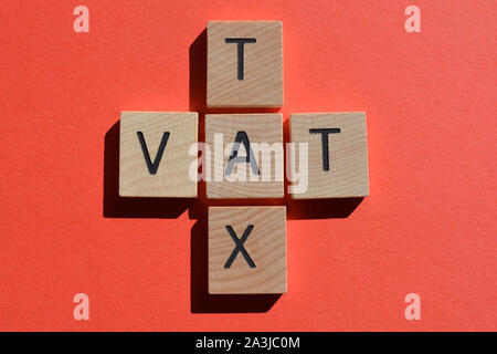 Les taxes et l'acronyme TVA Taxe sur la valeur ajoutée en 3d wooden alphabet lettres sur un fond orange lumineux Banque D'Images