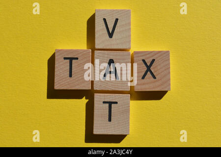 Les taxes et l'acronyme TVA Taxe sur la valeur ajoutée en 3d wooden alphabet lettres sur un fond jaune lumineux Banque D'Images