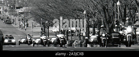 Washington DC., USA, 2 février 1984cortège officiel avec le président Ronald Reagan sur le chemin de la Russell Sénat Immeuble de bureaux pour le dîner du congrès républicain Crédit : Mark Reinstein/MediaPunch Banque D'Images