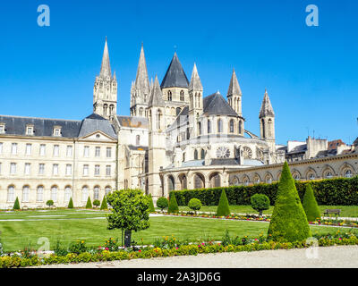 L'Abbaye-aux-Hommes ou Abbaye de Saint-Etienne, Caen, France avec fond de ciel bleu Banque D'Images