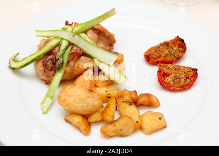 Ragoût de viande blanche avec des légumes sur plaque, close-up Banque D'Images