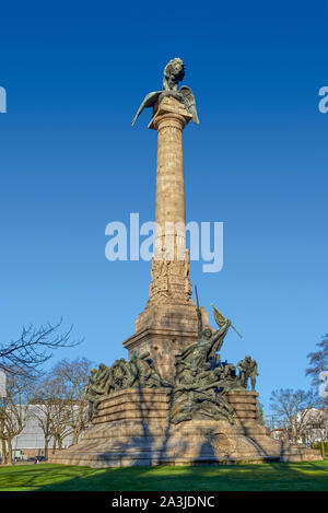 Monument aux héros de la guerre péninsulaire, colonne avec des groupes sculpturaux du sculpteur Alves de Sousa, Albuquerque Square, Porto, Portugal Banque D'Images