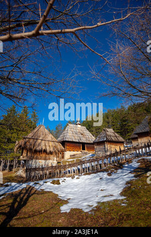 Village serbe authentique Sirogojno, mountain Zlatibor, Serbie Banque D'Images