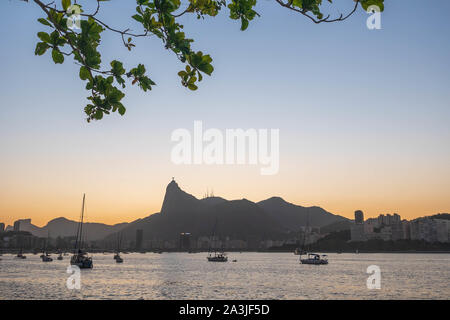Rio de Janeiro, Brésil - 3 octobre 2019 : magnifique coucher de soleil de Rio de Janeiro, avec un ciel clair, mountain skyline, vus de l'Mureta da Urca Banque D'Images