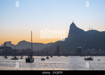 Rio de Janeiro, Brésil - 3 octobre 2019 : magnifique coucher de soleil de Rio de Janeiro, avec un ciel clair, mountain skyline, vus de l'Mureta da Urca Banque D'Images