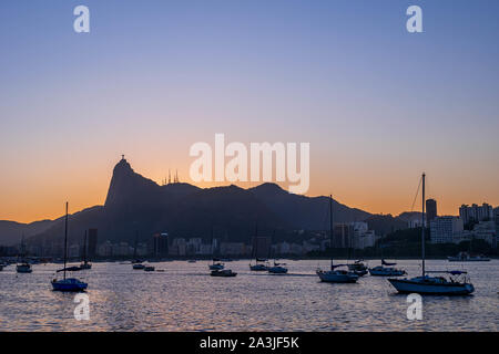 Rio de Janeiro, Brésil - 3 octobre 2019 : magnifique coucher de soleil de Rio de Janeiro, avec un ciel clair, mountain skyline, vus de l'Mureta da Urca Banque D'Images