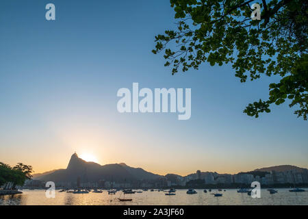 Rio de Janeiro, Brésil - 3 octobre 2019 : magnifique coucher de soleil de Rio de Janeiro, avec un ciel clair, mountain skyline, vus de l'Mureta da Urca Banque D'Images