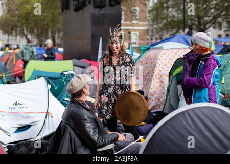 Londres, Royaume-Uni. 8 octobre, 2018. Un rebelle camp établi près de Parlement au cours de la manifestation.Extinction manifestants rébellion terminer leur deuxième journée à l'avance de leur proposition de deux semaines d'action à Londres, appelant le gouvernement à agir sur les changements climatiques. Credit : Ryan Ashcroft/SOPA Images/ZUMA/Alamy Fil Live News Banque D'Images