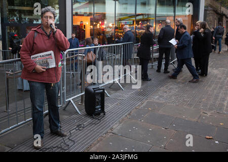 Londres, Royaume-Uni. 8 octobre, 2019. Hannah appelant de la Focus E15 campagne traite des militants du architectes pour le logement social (ASH) pour protester contre l'extérieur de la cérémonie de remise de prix du RIBA Stirling Prize au Roundhouse. Credit : Mark Kerrison/Alamy Live News Banque D'Images