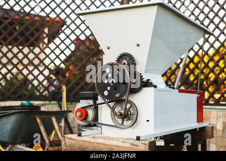 L'égrappoir automatique machine concasseur. Small business concept. Processus de fabrication du vin. Vin maison. Banque D'Images