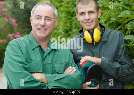 Deux hommes regardant la caméra jardinier Banque D'Images